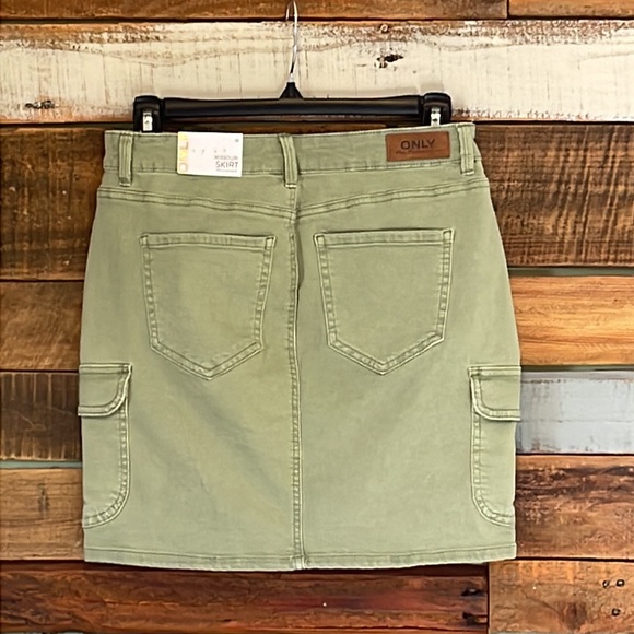 NWT ONLY Missouri regular cargo skirt with side cargo pockets. - Picture 6 of 7